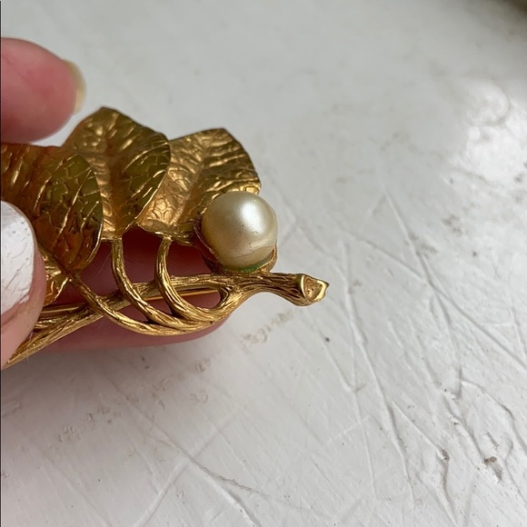 (CLOSET CLOSING FINAL SALE) Lovely Vintage Pearl Gold Leaf Brooch - Picture 5 of 5